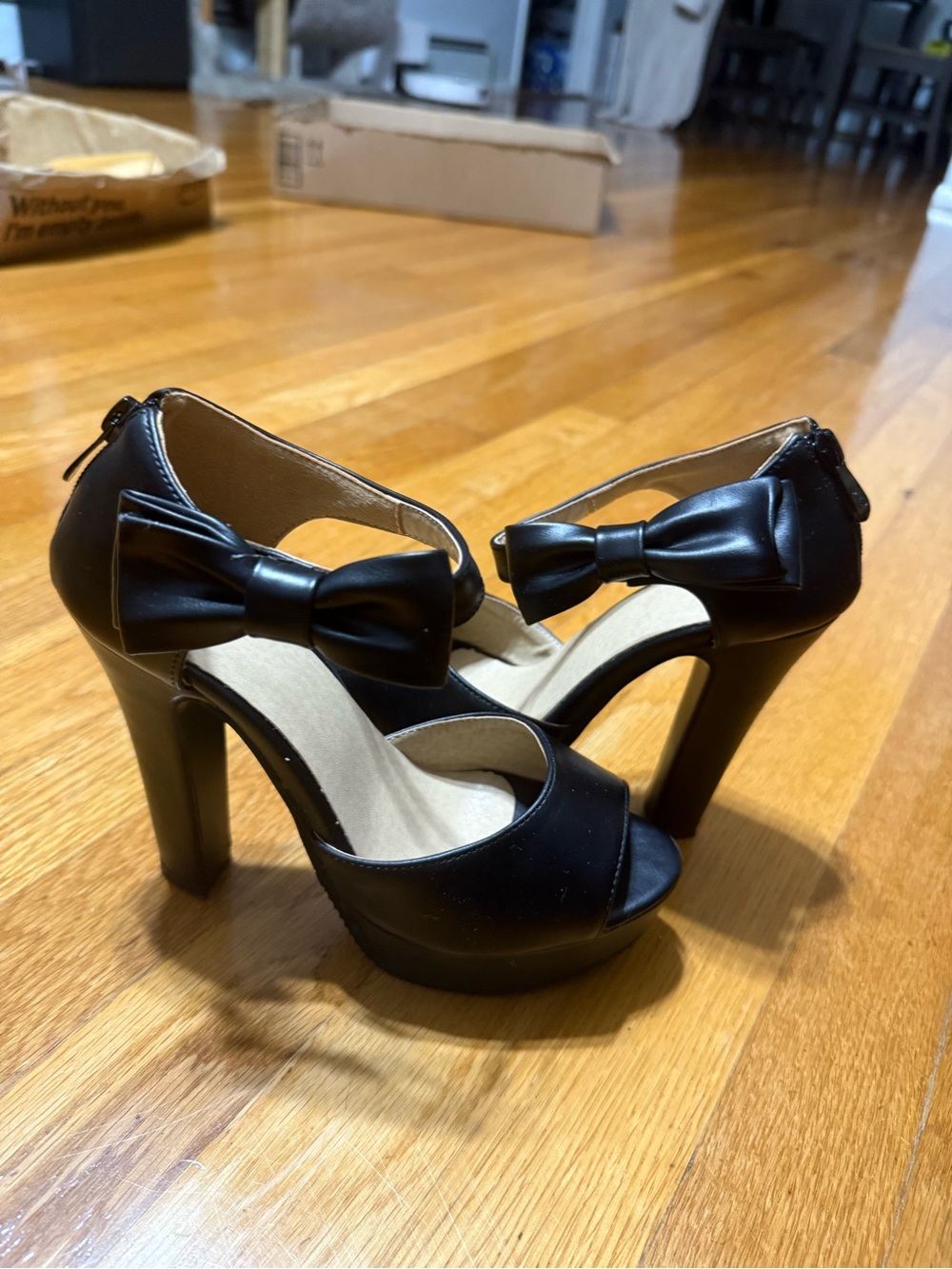 Black bow heel pumps platform (size 6)
Never worn